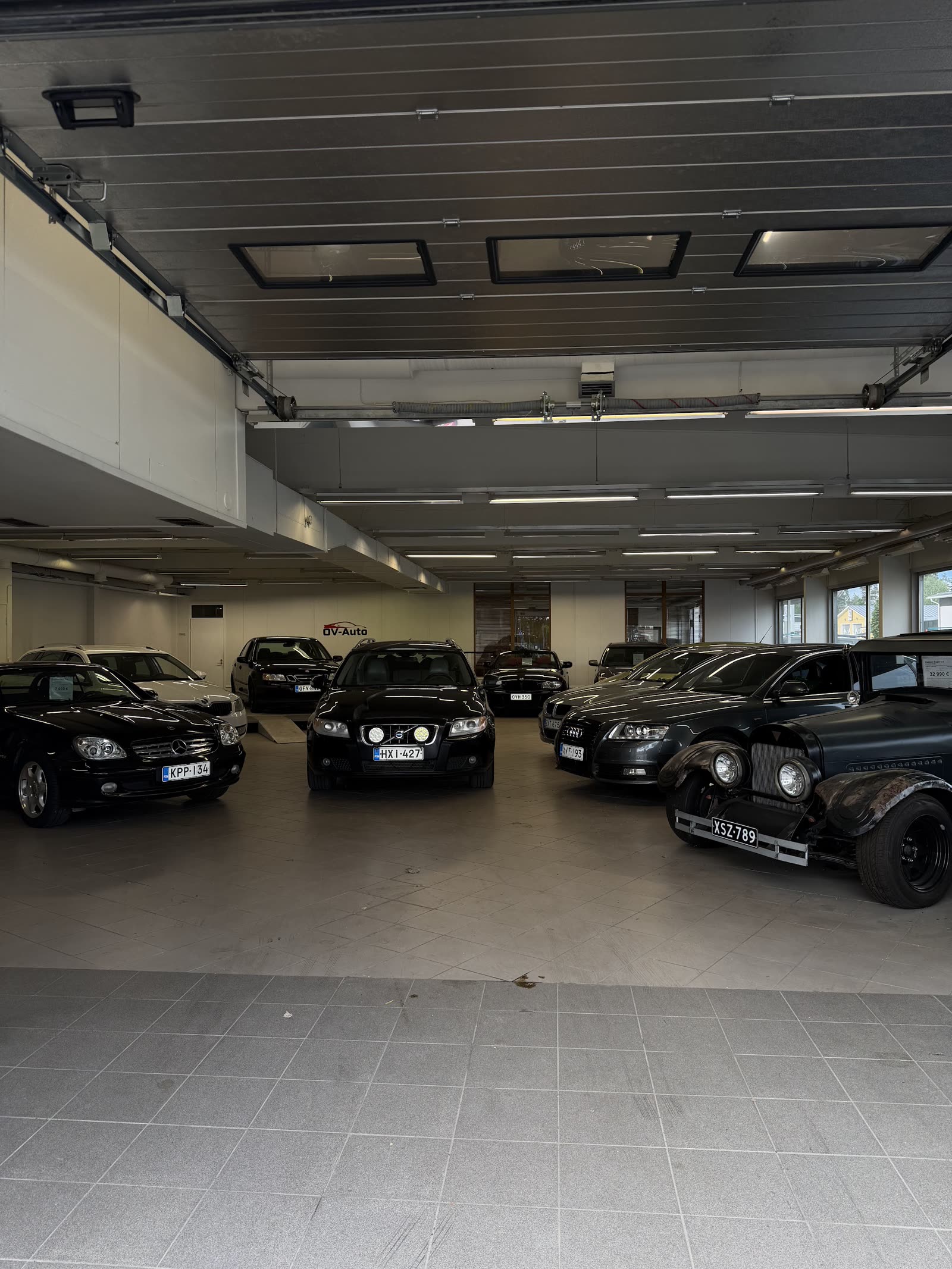 Sisähalli täynnä autoja