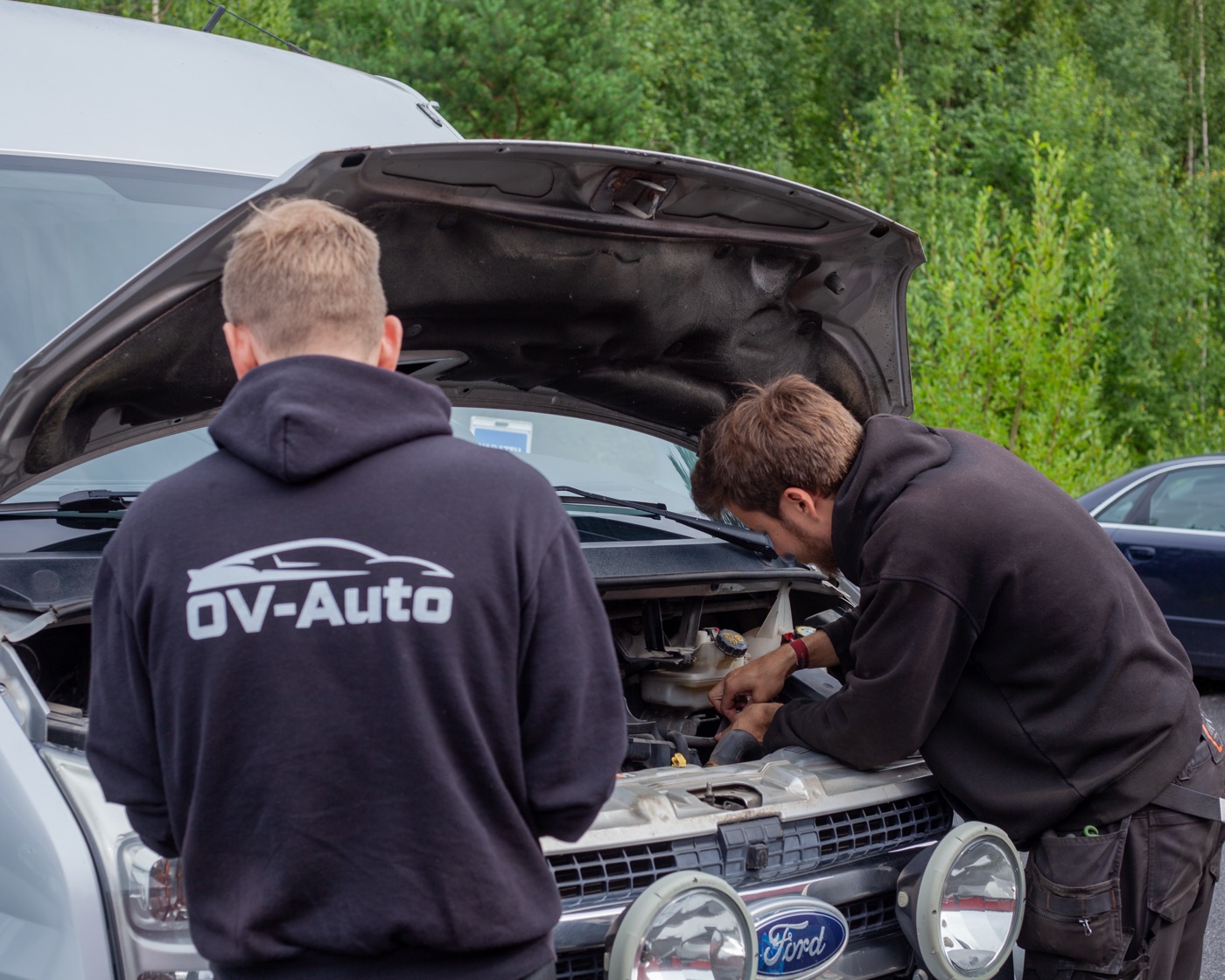 OV-Auton tiimi tarkastamassa autoa